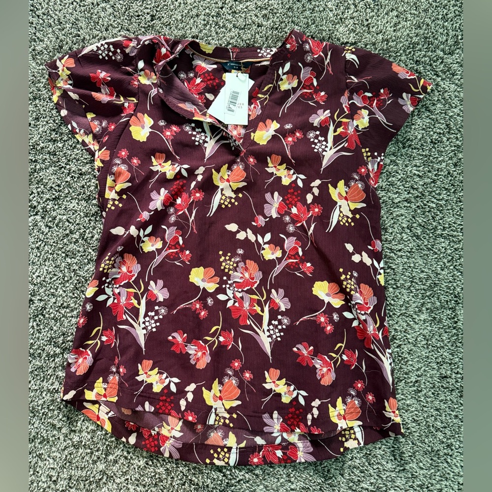 NWT - Denver Hayes flutter sleeve top - size small